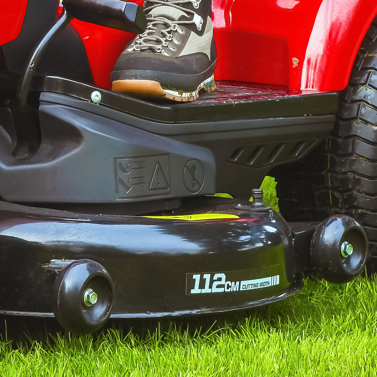 Cobra LT112HR2L 112cm Ride-On Lawn Tractor