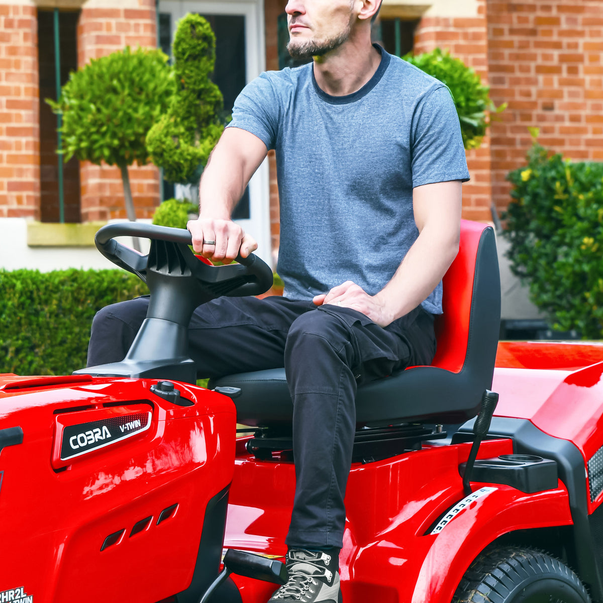 Cobra LT112HR2L 112cm Ride-On Lawn Tractor
