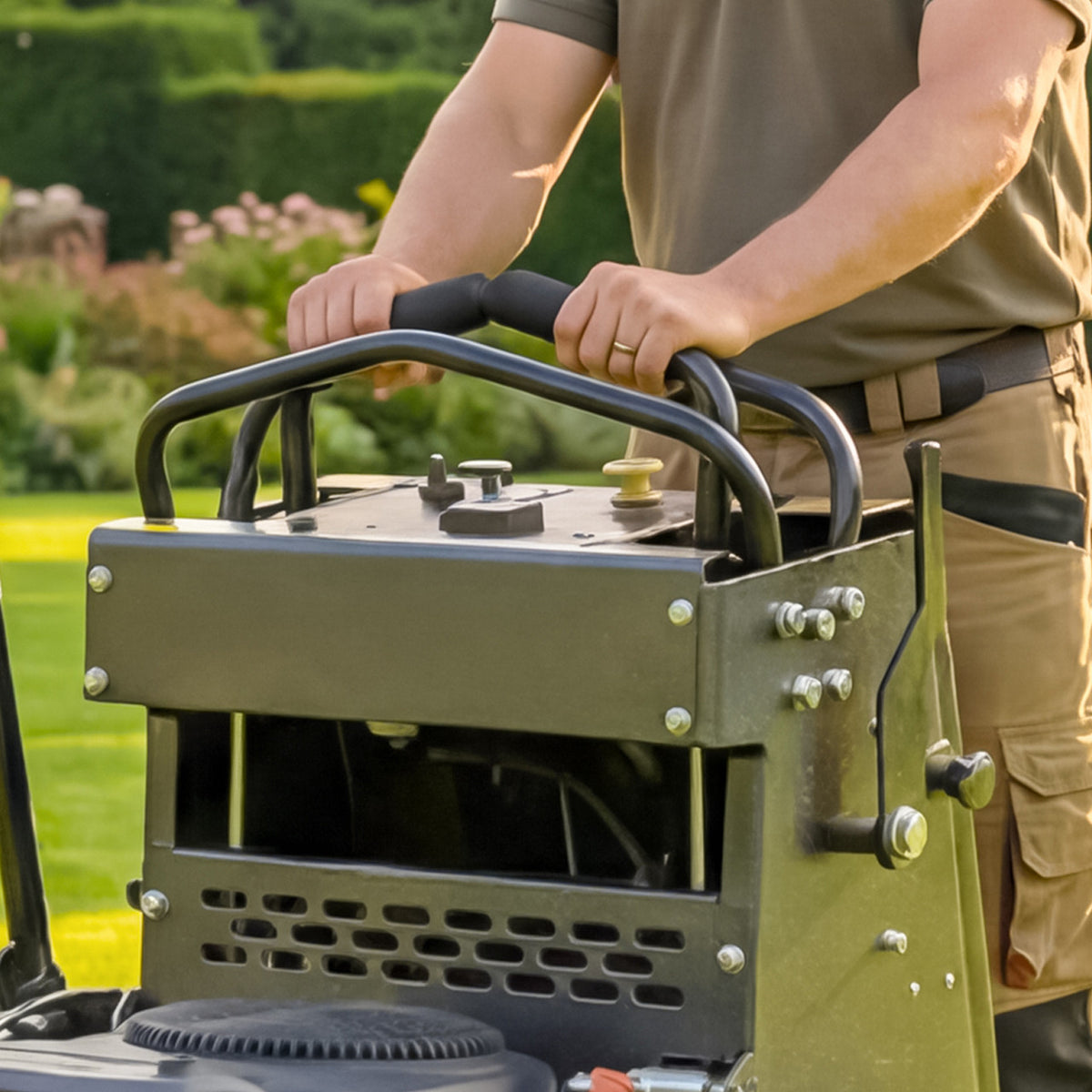 Cobra ZTS32L 81cm Stand-On Mower
