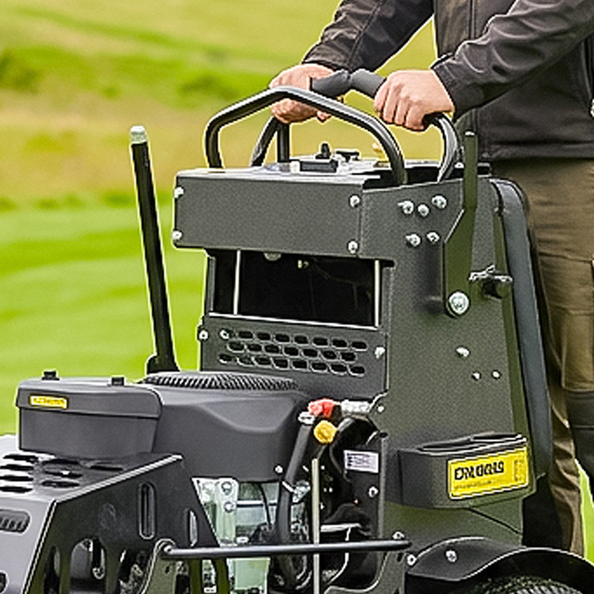 Cobra ZTS36L 91cm Stand-On Mower
